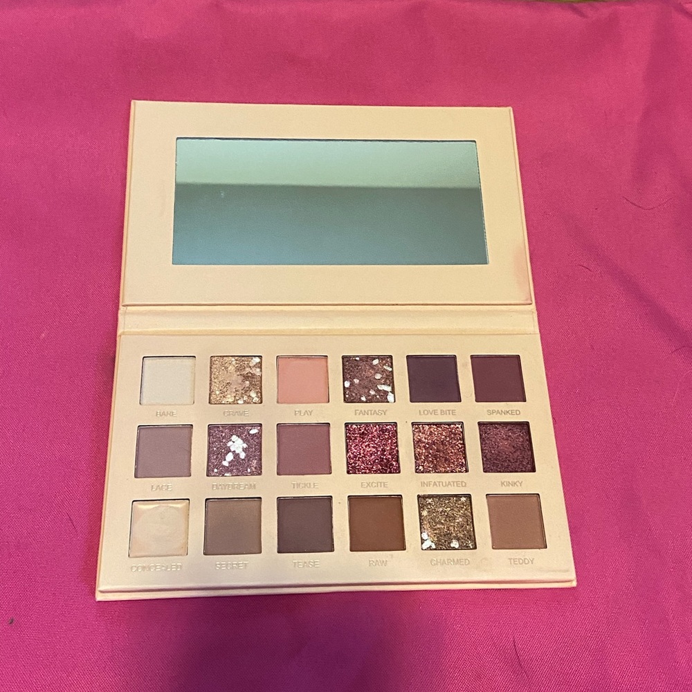 Eye shadow palette. Matte, glitter and shimmer colors. With one base concealer.
